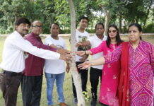 पेड़ों पर रक्षा सूत्र बांधकर उनकी रक्षा करने का संकल्प लेने संबधी “वृक्षाबंधन” अभियान हुआ शुरू