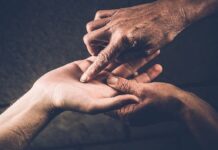 हथेली में ऐसी रेखा वाले लोग कम ही उम्र में बना लेते हैं अपना मकान, देखें आपके हाथ में है?