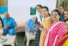 आश्रमवासियों को सेवा देकर ली स्वास्थ की जानकारी