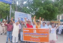 ऊर्जा उद्योग की समस्याओं के निराकरण हेतु श्रीमान प्रधानमंत्री महोदय ऊर्जा मंत्री भारत सरकार के नाम जिलाधीश को सोपा ज्ञापन