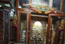 वासुपूज्य भगवान का मोक्ष कल्याण दिवस पर निर्माण लड्डू चढ़ाया