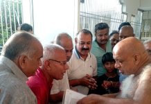 श्री पदम प्रभु दिगंबर जैन मंदिर ट्रस्ट बापुनगर के पदाधिकारी एवं ट्रस्टीगण आगरा पहुंचकर हरी पर्वत पर विराजित निर्यापक मुनि पु॓गव सुधा सागर जी महाराज ससंघ से भेंट कर आशीर्वाद प्राप्त किया।