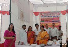 दिगम्बर जैन सोशल ग्रुप सन्मति द्वारा रामलीला मैदान में लगाई गई खोपरा मिश्री की स्टाल