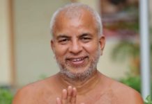 दिसपुर से गुवाहाटी आगमन के लिए आचार्य श्री ससंघ को श्रीफल भेंट