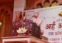 तेज दौड दौडना है तो आगे आगे चलो, लम्बी दौड दौडना हो तो सबको साथ लेकर चलो- मुनि प्रण्म्यसागर