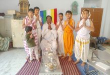 माघ मास के पर्यूषण पर्व के दसवें दिन उत्तम ब्रह्मचर्य धर्म पर पाठशाला के बच्चो ने गायक रूपेश कुमार जैन के भजन सुन शांति पाठ किया