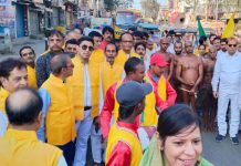 रमता जोगी बहता पानी के कहावत के अनुसार झुमरी तिलिया के जन्मे अखिलेश भैया 14 वर्षों बाद जैन मुनि 108 प्रांजल सागर जी महाराज बनकर अपने दीक्षा गुरु आचार्य श्री 108 विनिश्चय सागर जी महामुनिराज के साथ संघ सहित झूमरीतिलैया की धर्म नगरी में मंगल आगमन प्रातः 7.30 बजे हुवा