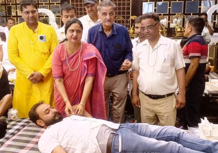 केमिस्ट एसो. द्वारा किया गया भव्य रक्तदान शिविर का आयोजन