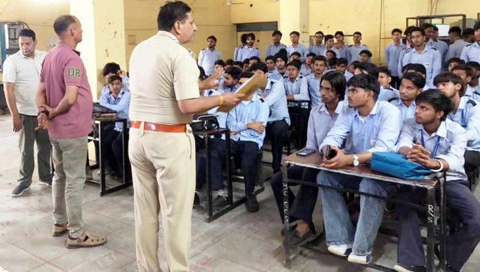 एनसीबी यूनिट द्वारा बच्चों को नशा ना करने के लिए किया गया जागरूक
