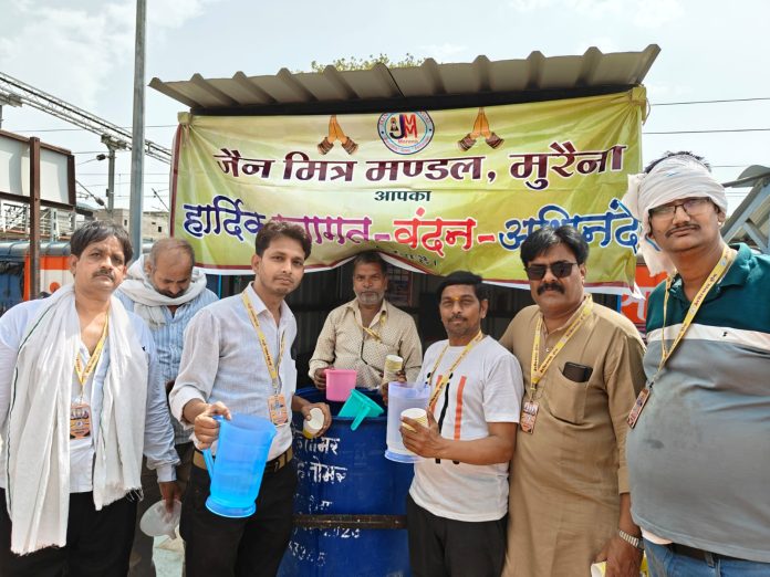 जैन मित्र मंडल ने रेलवे स्टेशन पर किया शिकंजी का वितरण