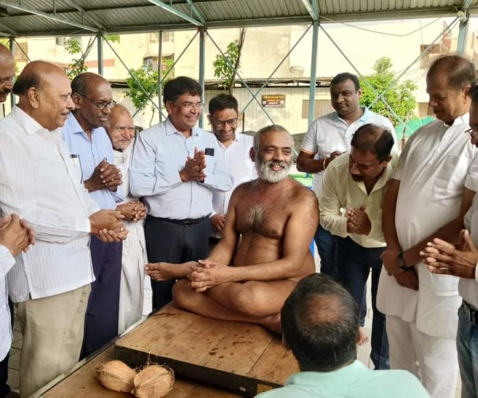मुनि श्री को चातुर्मास हेतु श्रीफल समर्पित समर्पित किया