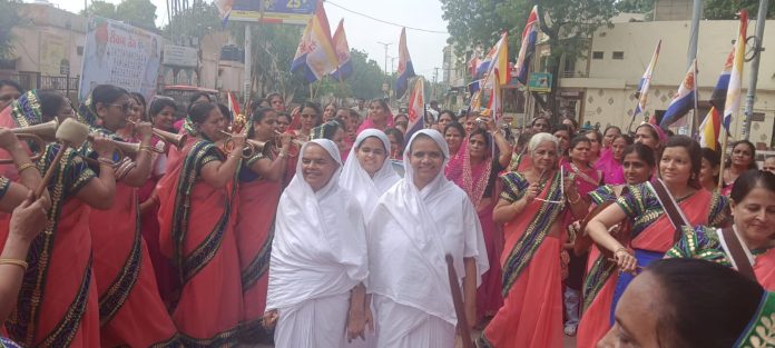 आर्यिका सत्यमति माताजी का ससंघ चातुर्मास हेतु हुआ भव्य मंगल प्रवेश