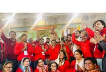 लगभग 251 महिला पुरुष बुजुर्गों के लिए अद्भुत एवं अविस्मरणीय सम्मेद शिखर पर्वत की 27 किलोमीटर  डोली एवं पैदल वंदना जैन समाज झुमरी तिलैया के महावंदना  ग्रुप के युवाओं के द्वारा कराया जाएगा