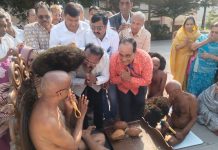 परम पूज्य आचार्य विनिश्चय सागर जी महाराज संघ को जैन गजट अंक भेट किया दिया खूब खूब मंगल आशीर्वाद