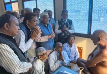 नैनागिरि कमेटी ने मुनि श्री प्रमाणसागर जी को श्रीफल भेंटकर आशीर्वाद लिया