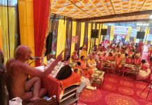 मंदिर शिखर पर कलशारोहण, आचार्यश्री ने किया पिच्छिका परिवर्तन