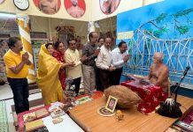 आचार्य श्री संघ को श्री फल भेंट