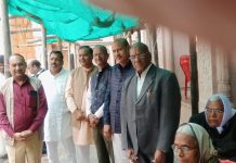 आचार्य विनिश्चय सागर महाराज संघ को नैनवां प्रदार्पण के लिए दिगंबर जैन समाज ने श्री फल भेंट किया