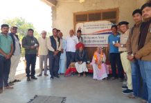 104 वर्षीय मदनसिह चौहान का सम्मान: हड़मतिया में जीवन रक्षक टैबलेट कीट वितरित की.