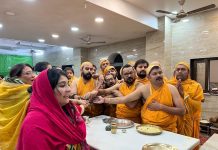 गिरनार यात्रा के पूर्व 1008 श्री नेमिनाथ भगवान का महमस्तिकाभिषेक कोडरमा के युवा दल ने किया।