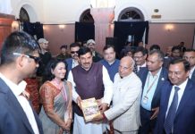 सुरेश जैन द्वारा लिखित ग्रन्थ – नैनागिरि जैन तीर्थ : पुरातन से अद्यतन मुख्यमंत्री को किया भेंट