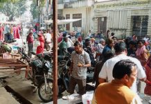 मकर संक्रांति पर मारवाड़ा परिवार ने अपने हाथों से गरीब लोगों को कंबल वितरण कर हलवा पकौड़ी का नाश्ता कराया