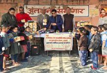 अजमेर परिक्षेत्र के नरवर कस्बे में 100 नन्हे मुन्नें बच्चों को स्कूल शूज के साथ मोजों की दी सेवा