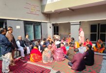 मालपुरा में विराजमान आचार्य 108 श्री प्रज्ञा सागर जी मुनिराज स संघ के दर्शनार्थ जयपुर,फागी से अनेक श्रृद्धालुओं ने जाकर लिया मंगलमय आशीर्वाद