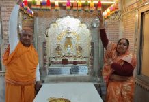 दुर्गापुर चंद्र प्रभ मंदिर में श्रद्धालुओं ने श्रीजी की वेदियों में लगाये चंवर