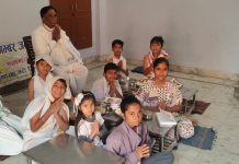 दिगंबर जैन पाठशाला डडूका के बच्चों ने रत्न त्रय पूजा कर शांतिपाठ किया……………….