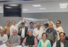 महावीर इंटरनेशनल गढ़ी परतापुर द्वारा एस बी आई पेंशनर्स को जीवन रक्षक टैबलेट कीट वितरित की गयी.