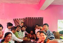 मुनि श्री आदित्य सागर जी को इंदौर वर्षायोग हेतु श्रीफल भेट किये राजेश जैन दद्दू इंदौर