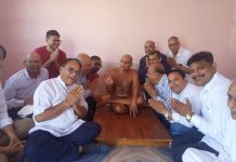 मुनि श्री विमल सागर जी महाराज को छत्रपति नगर पधारने हेतु श्रीफल भेंट कर आशीर्वाद प्राप्त किया