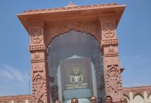 श्री महावीर जी स्टेशन प्रांगण में सर्कल के अंदर भगवान महावीर स्वामी की मनोहारी प्रतिमा को देखकर जन जन का हर्षाया मन