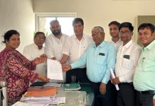 फागी उपखण्ड अधिकारी महोदय एवं तहसीलदार महोदया को राजस्थान सरकार के मुख्यमंत्री के नाम हस्ताक्षर युक्त ज्ञापन के माध्यम से जैन समाज के प्रबुद्ध जनों ने 30 मार्च 2026 का अवकाश घोषित करने की कि मांग