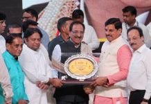 जैन एकता के मंच पर मुख्यमंत्री मोहन यादव ने हसमुख गांधी सहित चार विभूतियों का किया महावीर अलंकरण सम्मान।