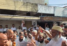 शोभायात्रा में लहराई धर्म ध्वजा, अश्व पर सवार हुए बच्चे, आचार्य प्रसन्न सागर का परतापुर में मंगल प्रवेश, पुष्पवर्षा से स्वागत