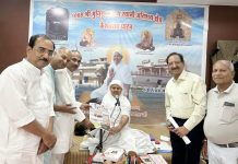 जैन गजट को मिला गणिनी आर्यिका श्री स्वस्तिभूषण माताजी का मंगल आशीर्वाद माता जी को सह संपादक द्वय ने जैन गजट के नवीन अंक की प्रति भेंट की