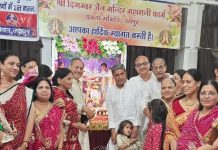 गायत्री नगर दिगम्बर जैन मंदिर में भगवान महावीर स्वामी के जन्म कल्याणक महोत्सव पर भक्ति संध्या एवं पालना झुलाने का हुआ भव्य आयोजन सम्पन्न