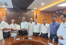 सोनागिर कमेटी के प्रतिनिधि मण्डल ने पुलिस महानिदेशक को सौंपा ज्ञापन चांदी की प्रतिमा एवं अन्य सामग्री बरामद करने की मांग