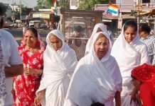 आर्यिका विशुद्ध मति संघ की जैन समाज ने भव्य अगवानी कर नगर में प्रवेश कराया