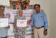 देहदाता दंपत्ति का बहुमान कर परिचय पत्र भेंट किए