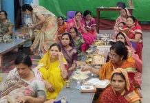 धर्म परायण भगवानी देवी जैन अजमेरा के पुण्य स्मृति दिवस पर अजमेरा परिवार द्वारा विशेष पूजन जैन मंदिर में किया गया।